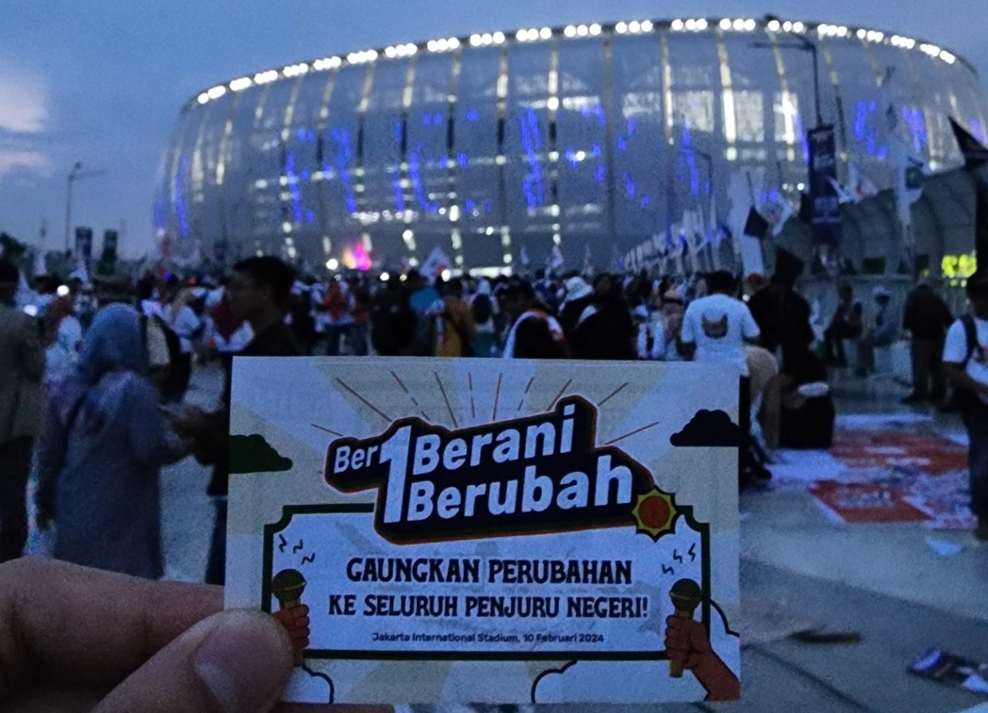 Pertama Kali Ikut Pemilu, Pemudi Ini Antusias Bawa Banner dan Lightstick Anies ke JIS