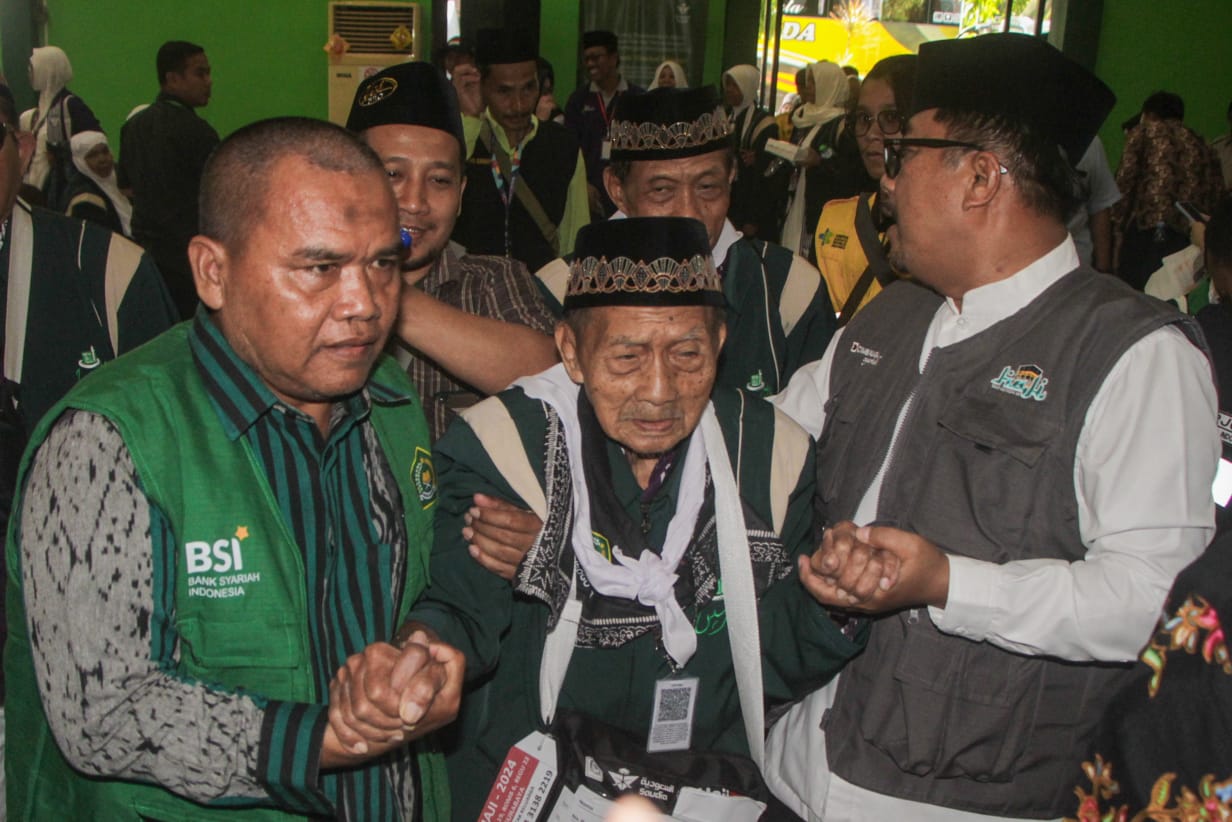 Veteran Ponorogo! Jamaah Haji Tertua se-Indonesia Tiba di Surabaya, Usianya...