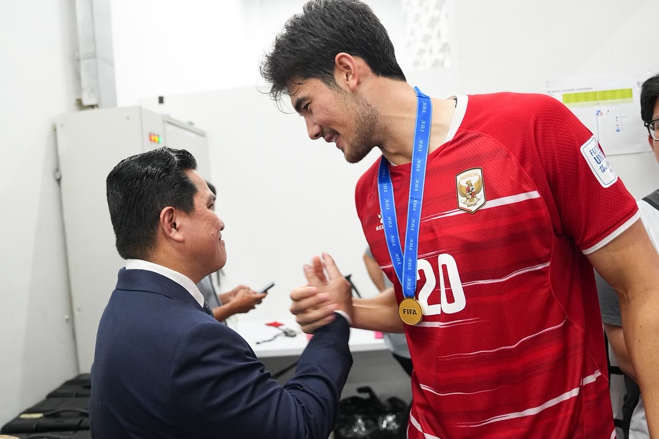 Momen Haru Elkan Baggott dan Erick Thohir Setelah Timnas Indonesia Angkat Trofi