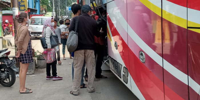 Agen Bus Bulak Kapal Bekasi Diserbu Pemudik, Puncak Keberangkatan 28 – 30 April