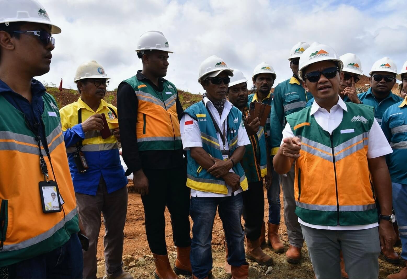 Menteri ESDM Bahlil Tinjau Tambang Nikel yang Diklaim Masyarakat Bikin Rusak Kawasan Wisata Raja Ampat