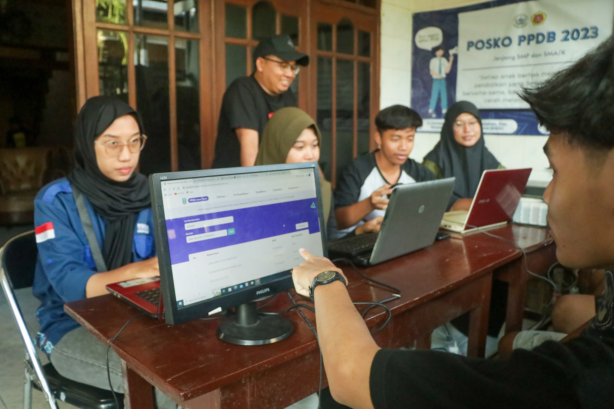 Menengok Posko PPDB Surabaya di Petemon Kuburan