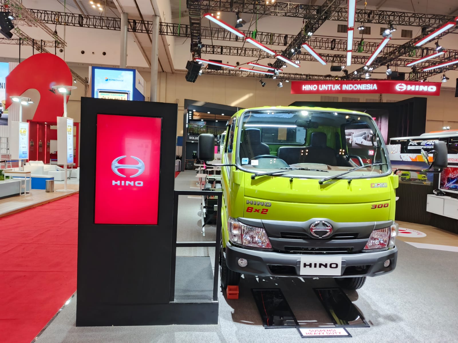 Hino Catatkan 106 SPK, Langsung Diganjar Favorite Commercial Vehicle Truck di GIIAS 2024