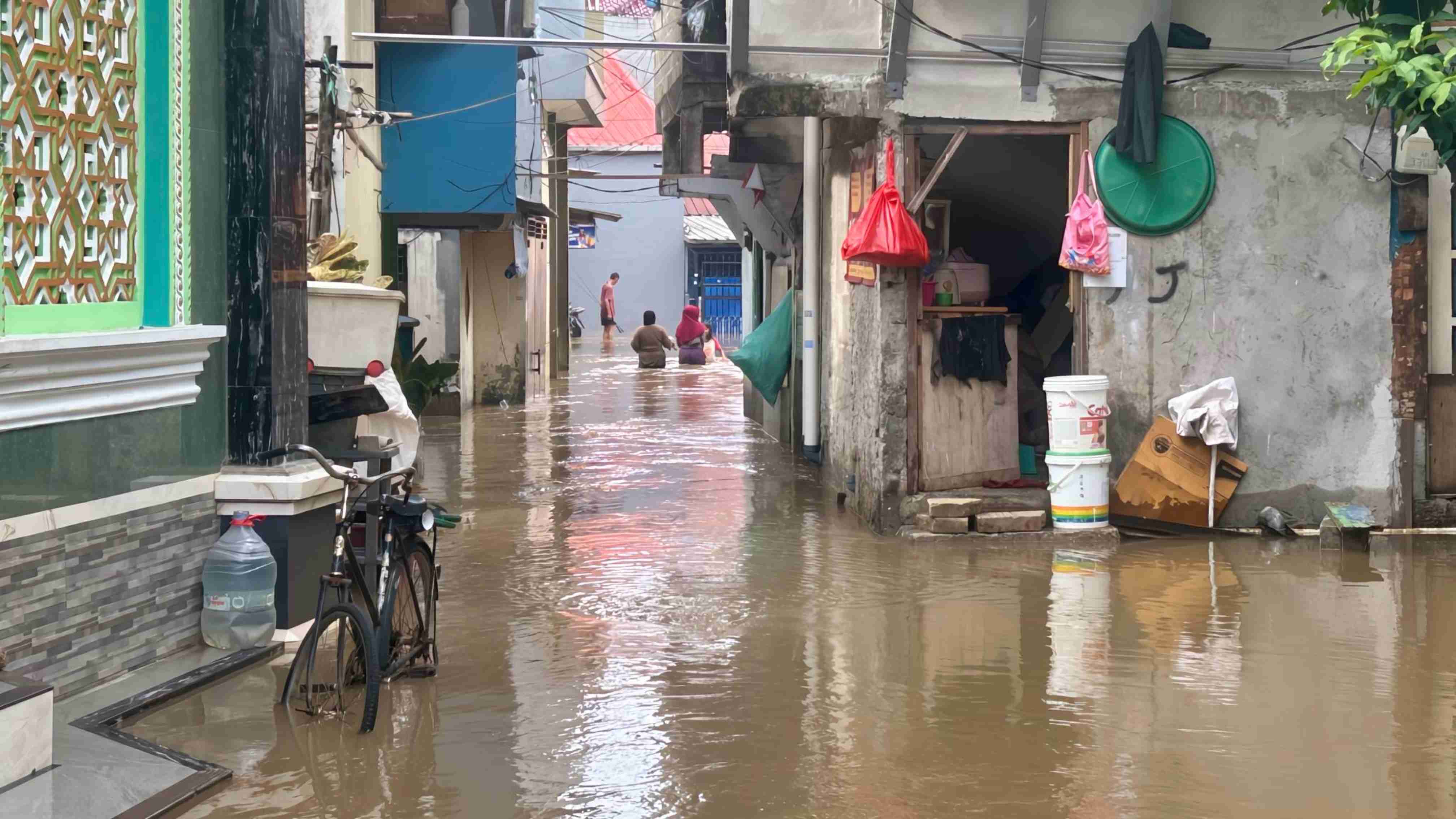 Jeritan Warga Rawa Buaya Dihantam Banjir: Listrik Padam 24 Jam, Badan Gatal Dua Hari Tak Mandi