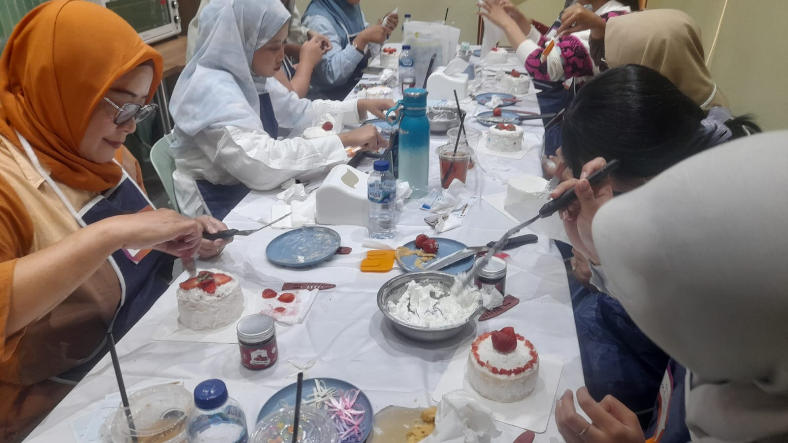 Fun Baking Class Ribbon Cake 4,5 Jam, Paling Menantang saat Mixing Putih Telur