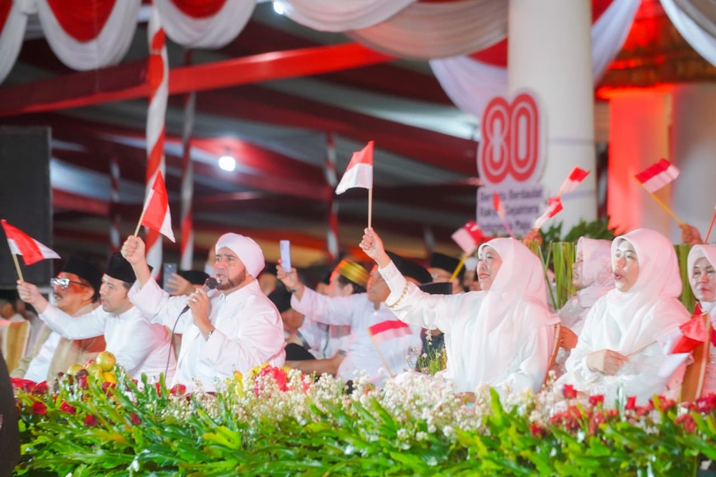 Salawat Bersama Habib Syech, Gubernur Khofifah dan Ribuan Masyarakat Jatim Larut Dalam Zikir dan Doa