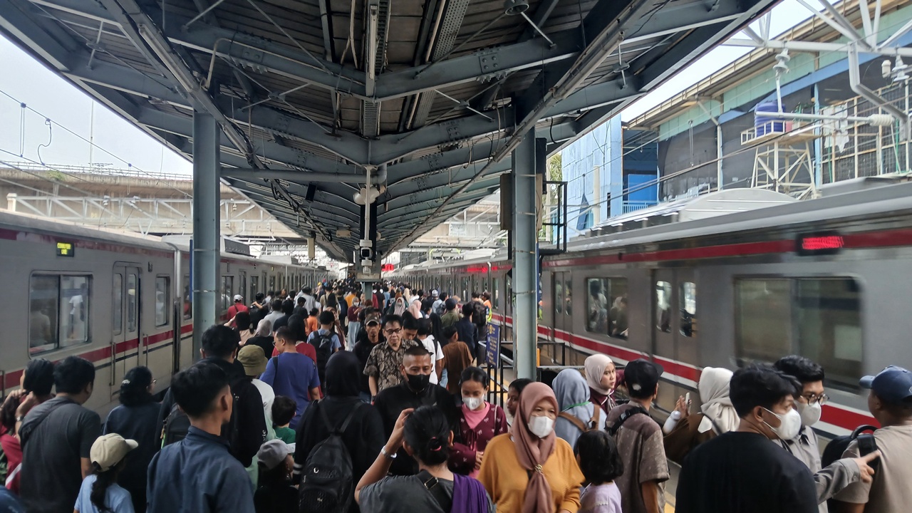 Kerumunan Massa Membludak, KAI Commuter Tunda Keberangkatan KRL Tanah Abang