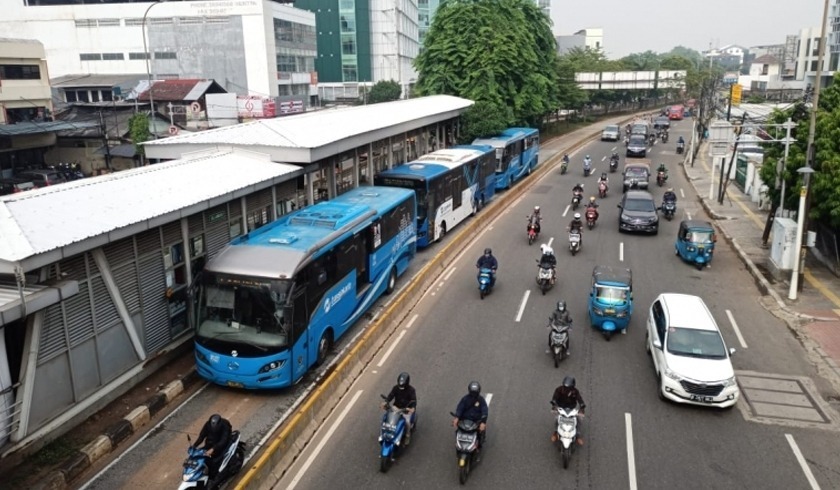 Pengguna Transportasi Umum di Jakarta Diizinkan Tak Pakai Masker