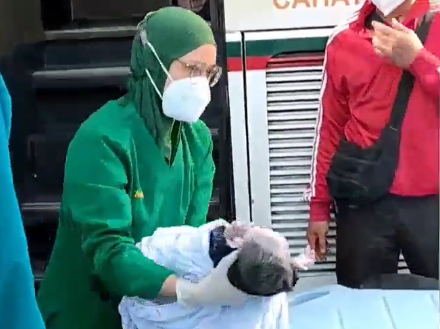 Seorang Ibu Melahirkan di Dalam Bus saat Melaju di Sentul, Nakes Bergegas Selamatkan Bayi 