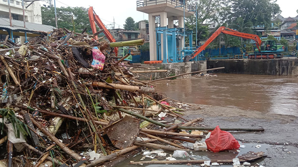 Pintu Air Pasar Ikan Siaga 2 Banjir, Petugas Sebar Informasi Melalui Media Sosial