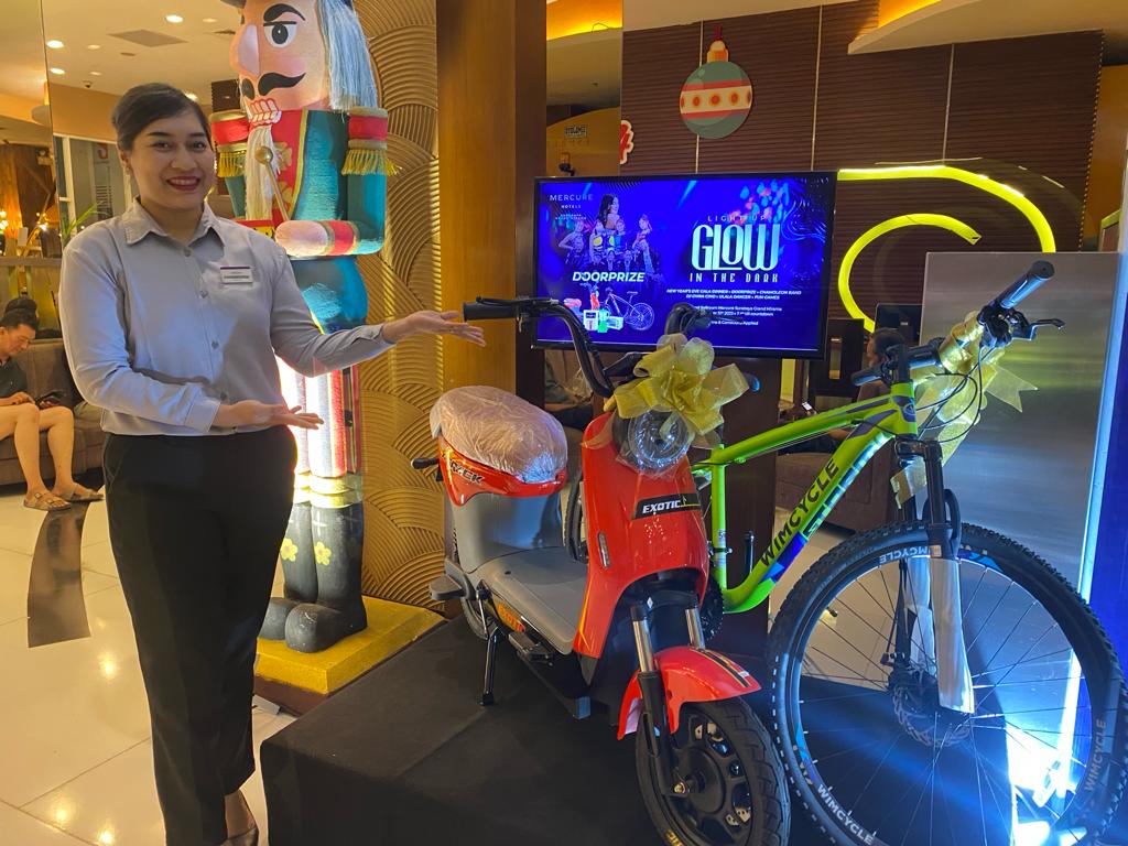 Tampil Beda! Mercure Surabaya Grand Mirama Usung Tema Glow In The Dark untuk Sambut Tahun Baru 2024