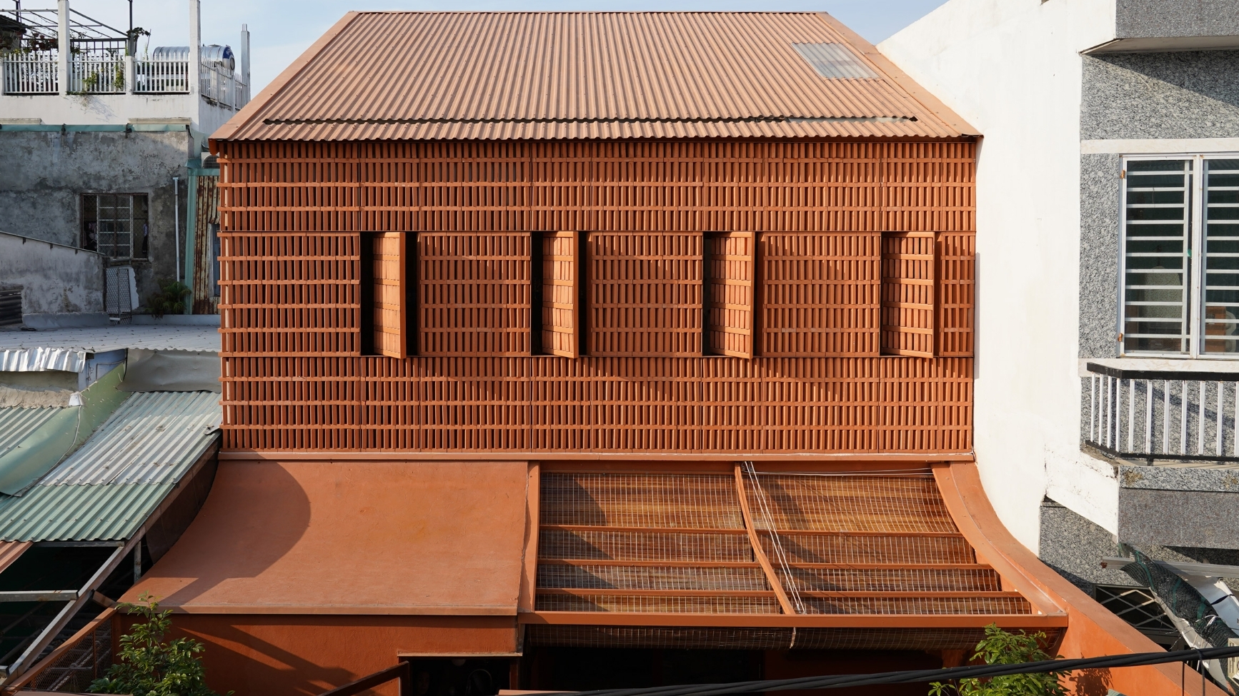 Terracotta Breath, Arsitektur Rumah Bernapas untuk Tiga Generasi di Da Nang, Vietnam