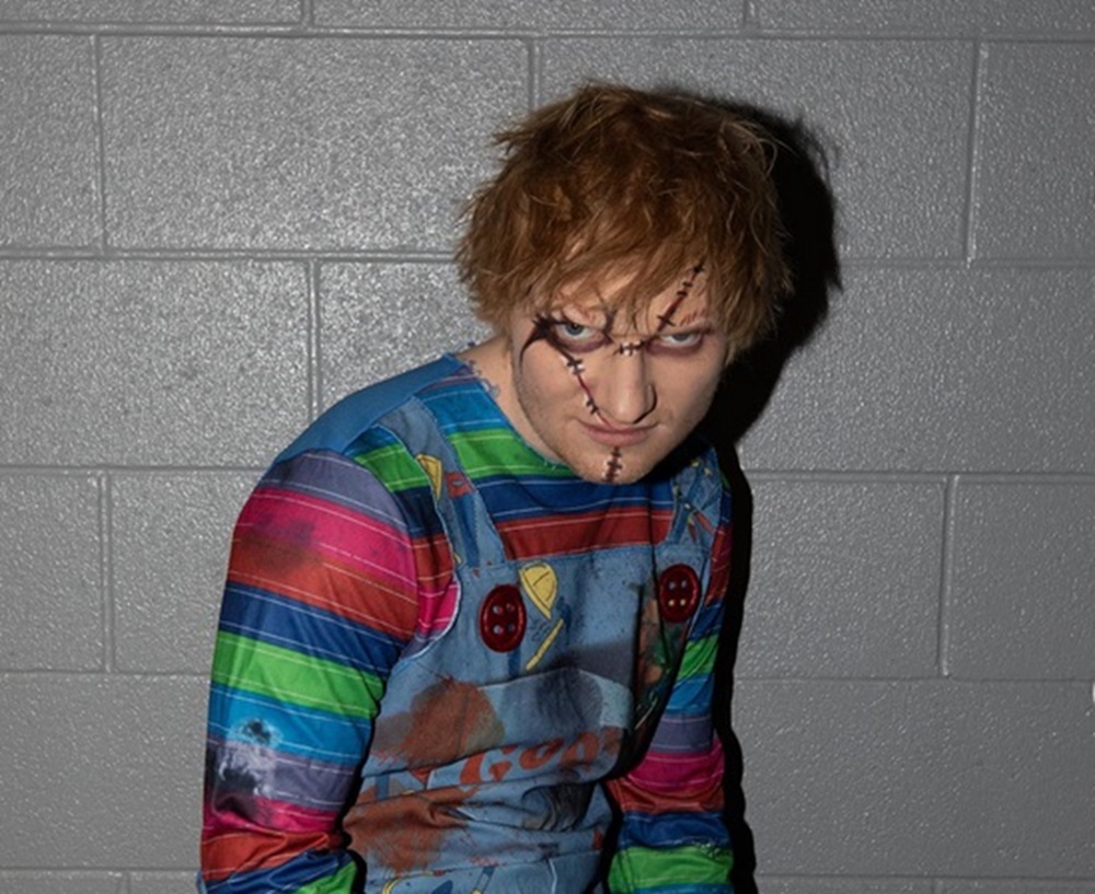 Rayakan Halloween, Ed Sheeran Dandan jadi Chucky dan Nyanyi Mr Brightside