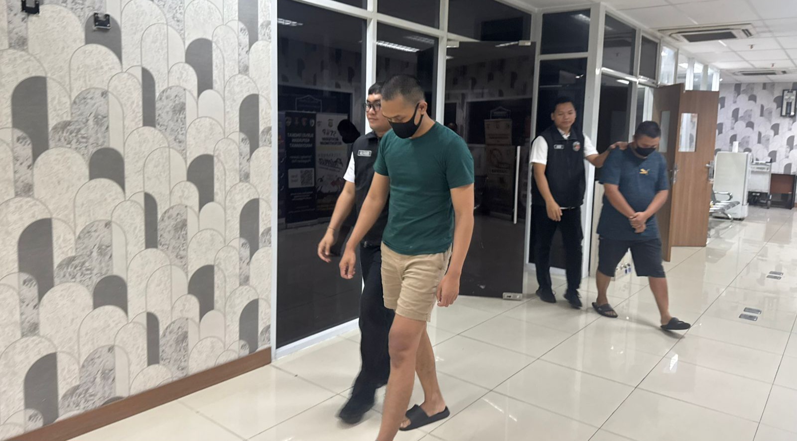 Polisi Bongkar Sindikat Pemalsu Kartu Pekerja Migran di Bandara Soetta, Ngeditnya Pakai HP!