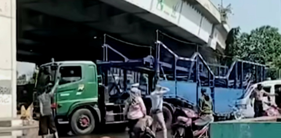 Gegara Jalan Licin, Pemotor Wanita Tewas Terlindas Truk Trailer di Cilincing