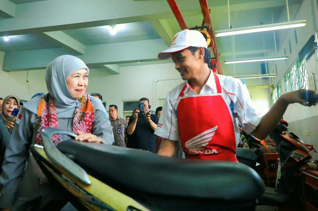 Khofifah Apresiasi Siswa SMK Layani Servis Motor Gratis