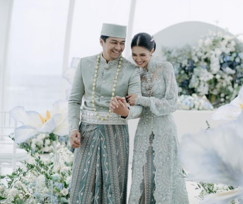 Kejutan! Mikha Tambayong Menikah dengan Deva Mahenra Pakai Gaun 'Ibu' di Bali