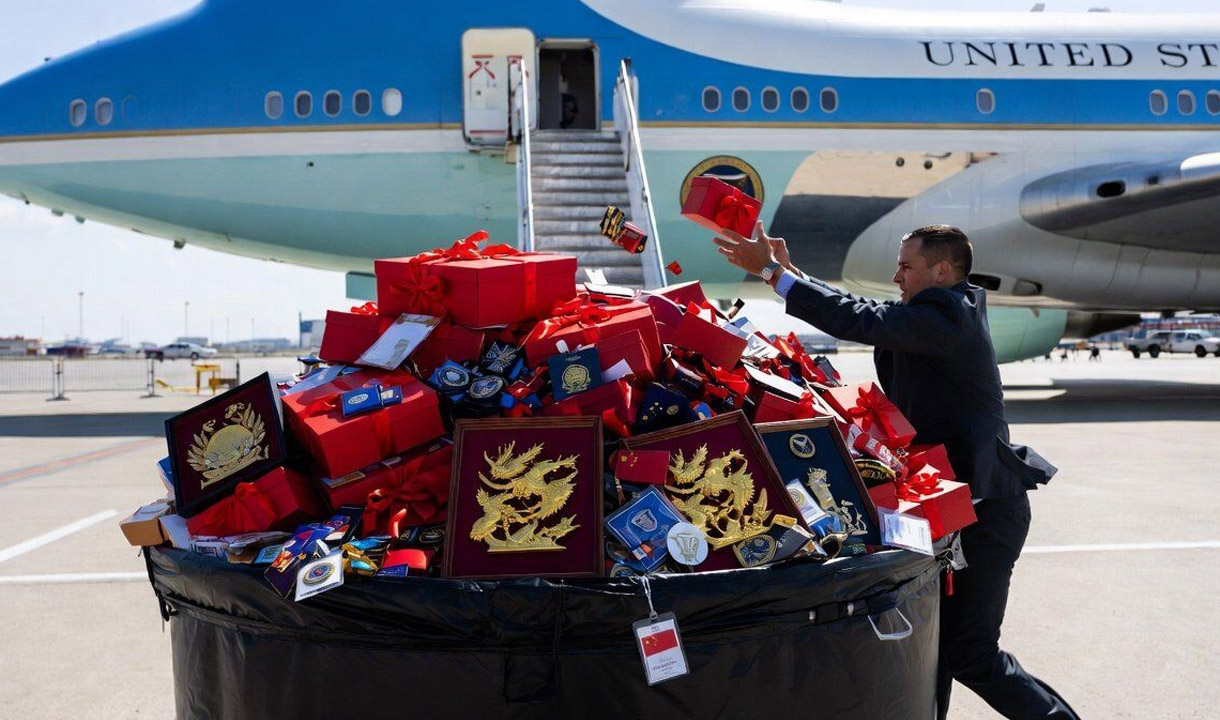 Rombongan Trump Buang Semua Hadiah dari Tiongkok, Takut Dipasangi Penyadap?