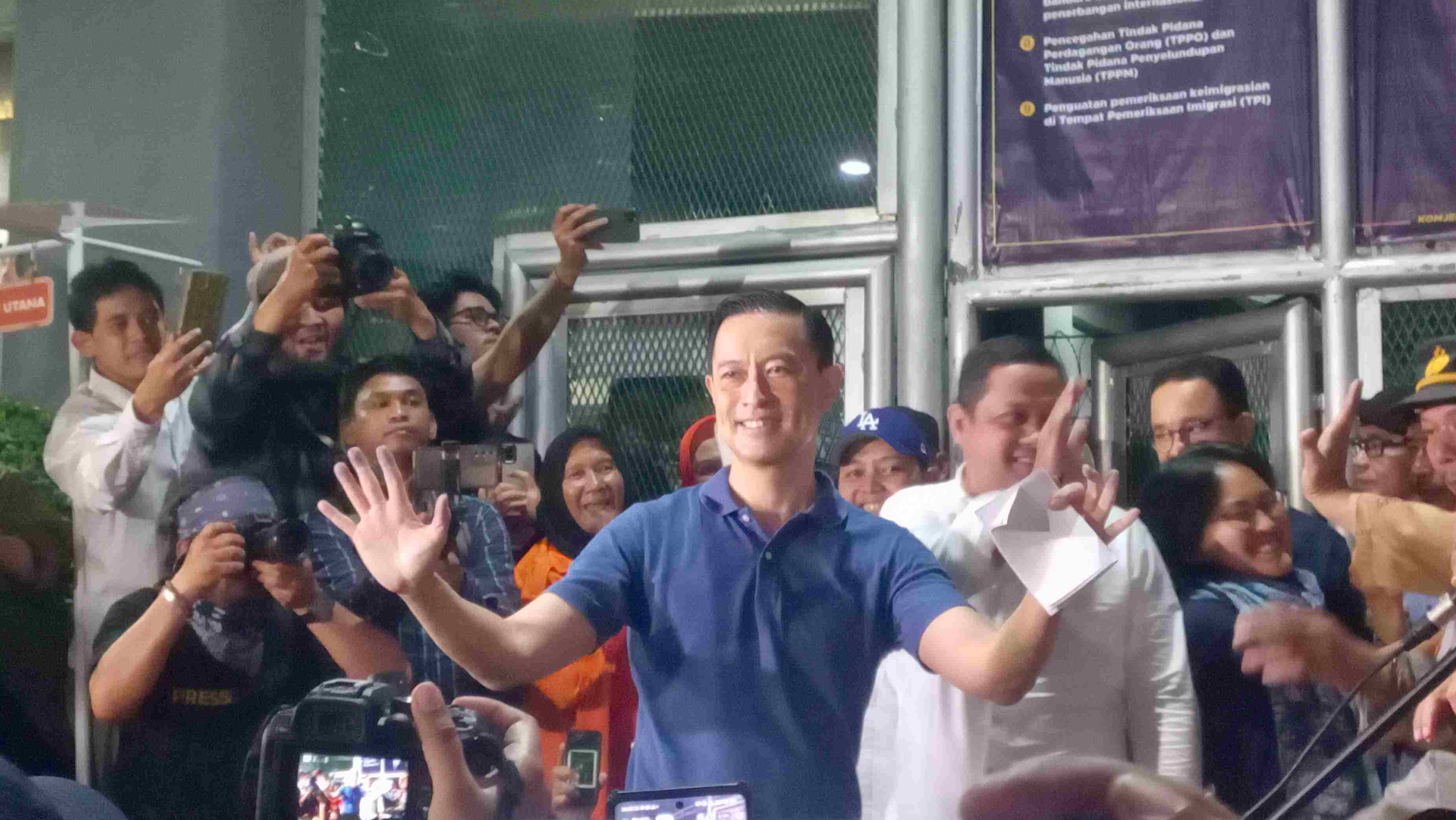 Tom Lembong Resmi Bebas, Disambut Istri dan Anies saat Keluar dari Rutan Cipinang