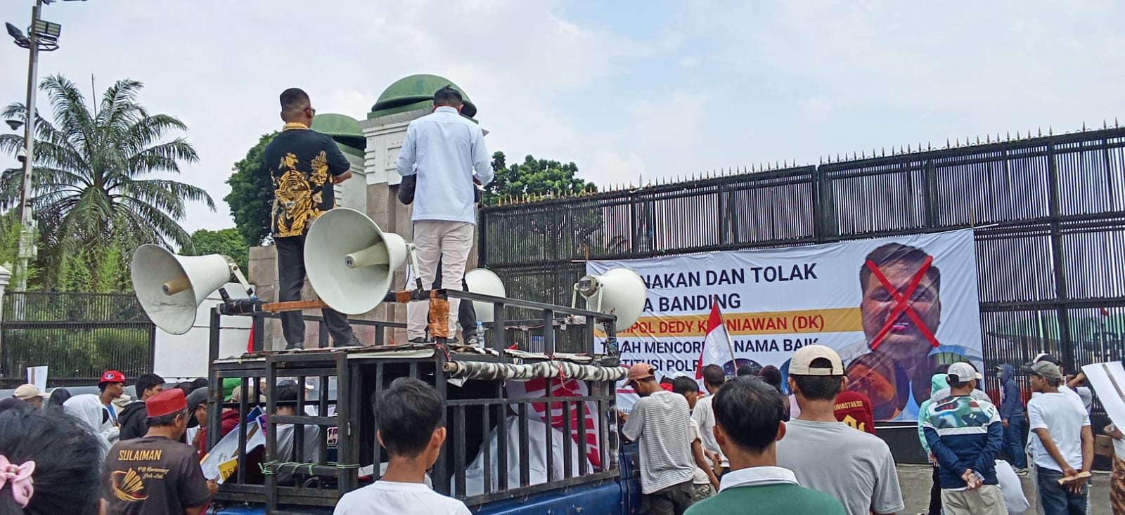 Massa Desak DPR Gelar RDPU Dugaan Rekayasa Kasus Narkoba oleh Relawan BNN Rahmadi