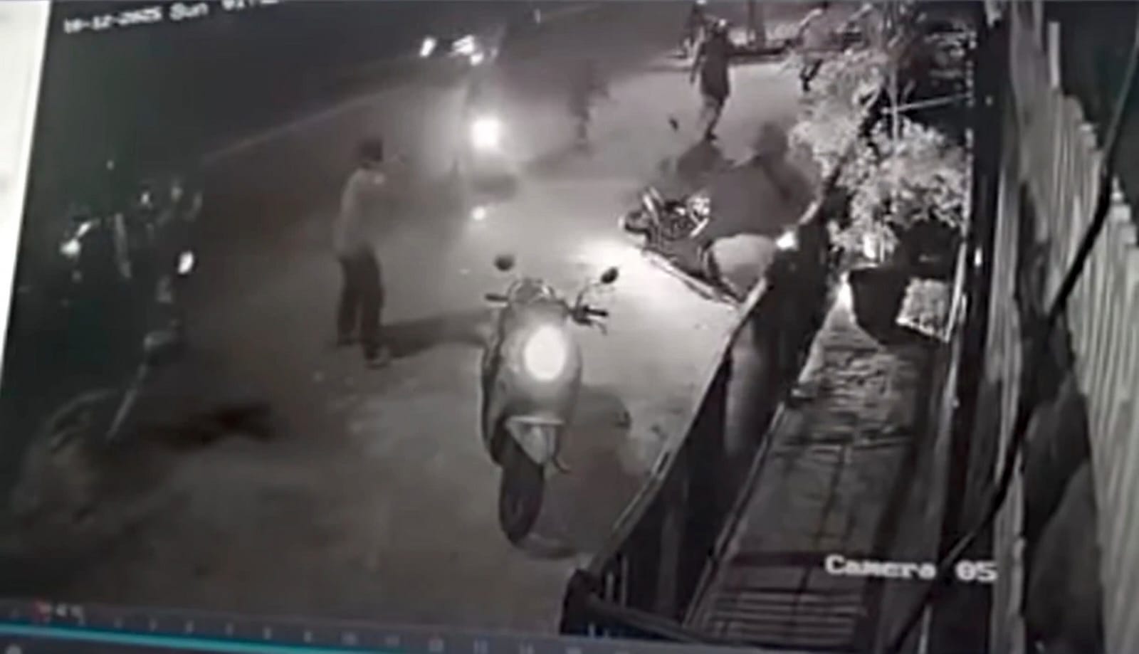 Puluhan Pesilat Beraksi Brutal di Depan Unesa, Begal dan Bacok Warga