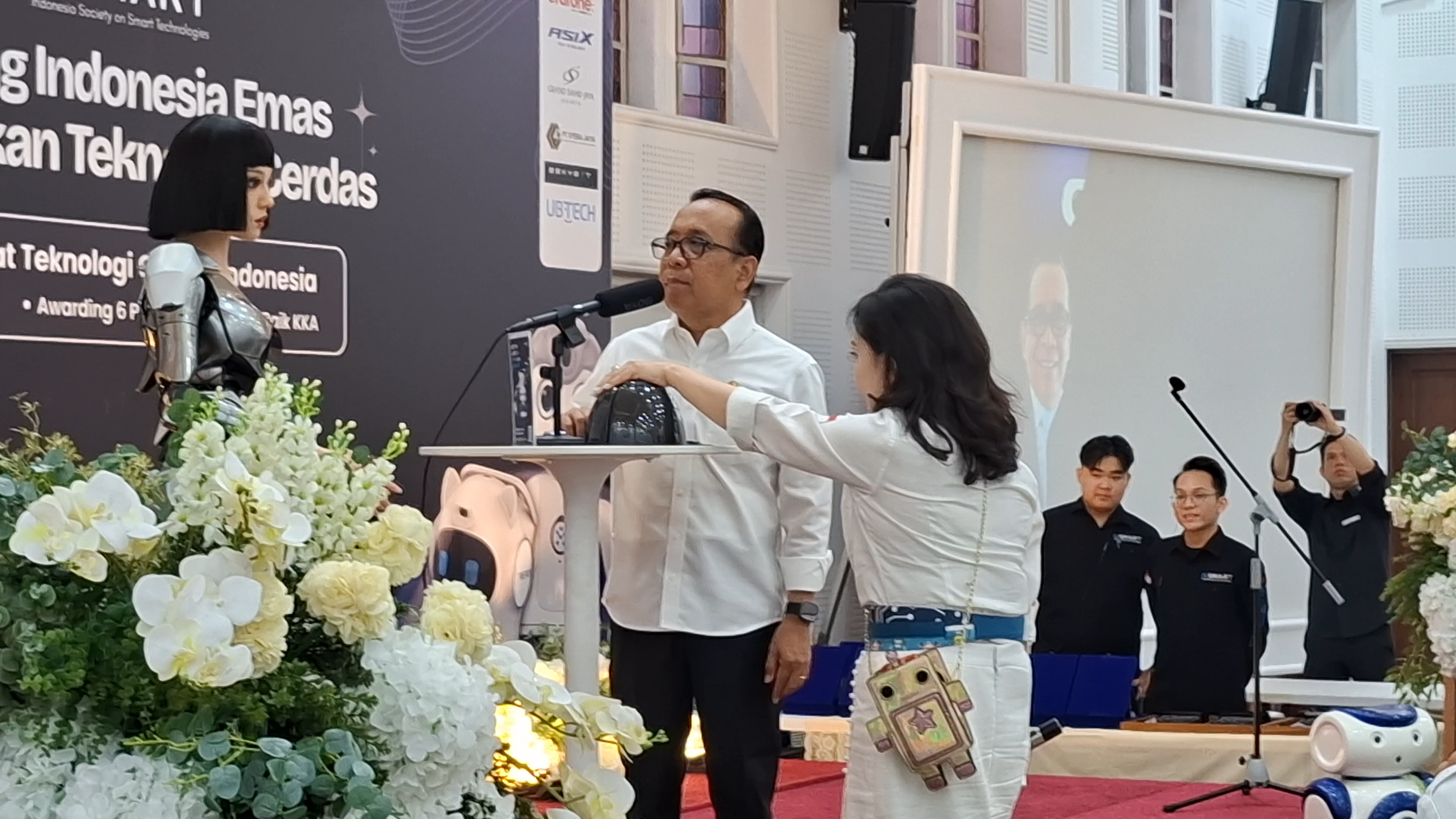 Respons Kocak Robot AI Saat Ditanya Pratikno Soal Cara Menanggulangi Bencana