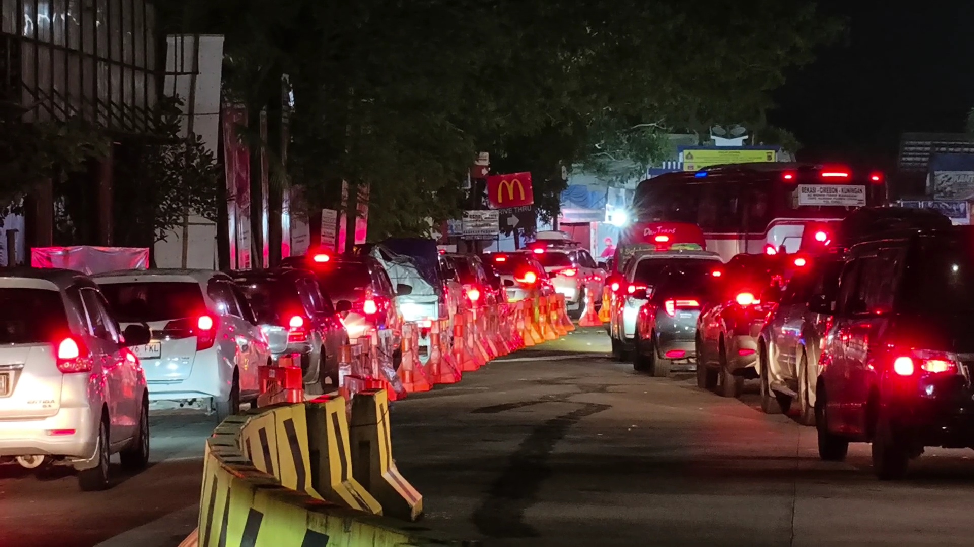 H+5 Lebaran 2026, Rest Area KM 62 Arah Jakarta Penuh