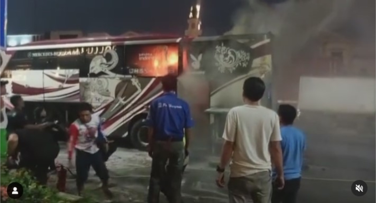 Detik-detik Bus PO Haryanto Terbakar di Tol Cikarang Barat, Asap Tebal Muncul dari Belakang, Sopir: Gak Lama Api Langsung Gede