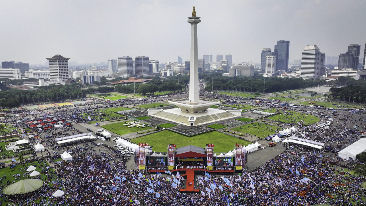 Prabowo Hadir di Monas, Buruh Sambut Hangat Komitmen Pemerintah di May Day 2025