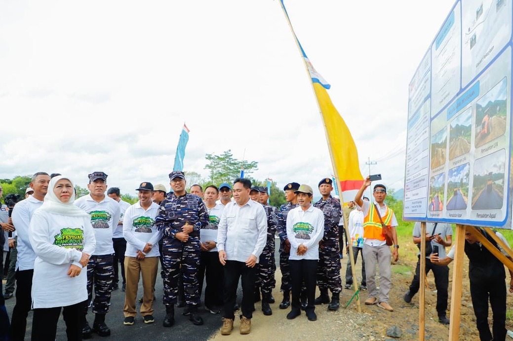 Pengaspalan Rampung, Gubernur Khofifah Meninjau Jalan S.A Tirtoyoso Pacitan 
