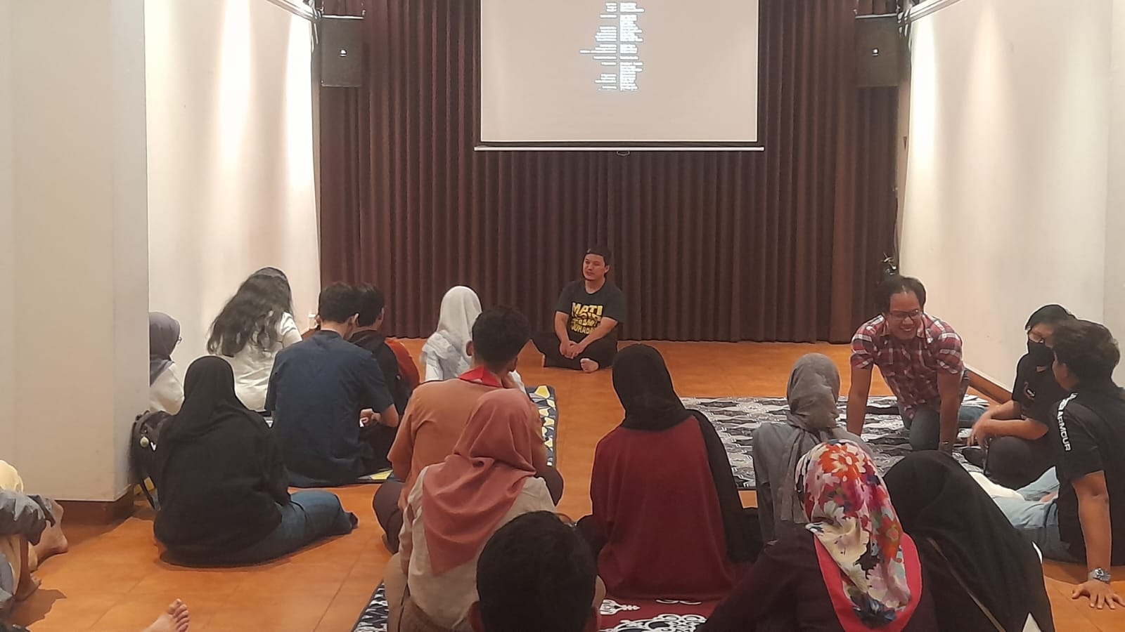 Ngabuburit di Wisma Jerman Surabaya, Nonton Film Komedi Hello Again