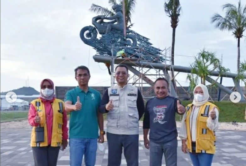 Resmi! Patung Jokowi Naik Motor Kawasaki W175 Terpajang di depan Sirkuit Mandalika