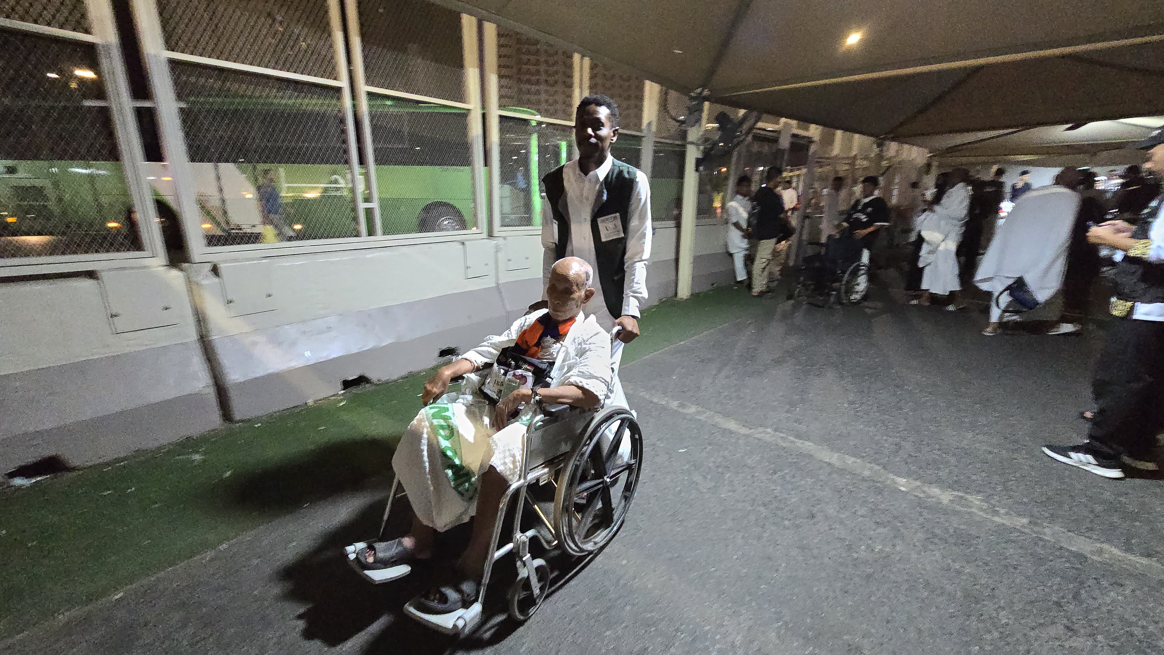 Mesti Tahu! Segini Tarif Jasa Pendorong Kursi Roda dan Skuter di Masjidil Haram