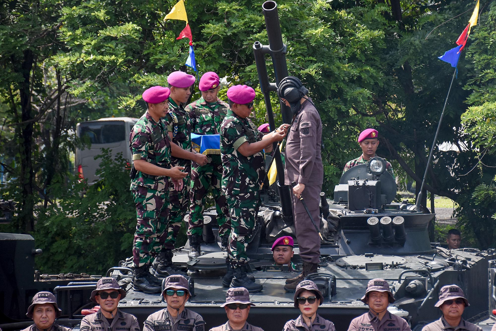Kajati Jatim Terima Brevet Kehormatan Kavaleri Marinir