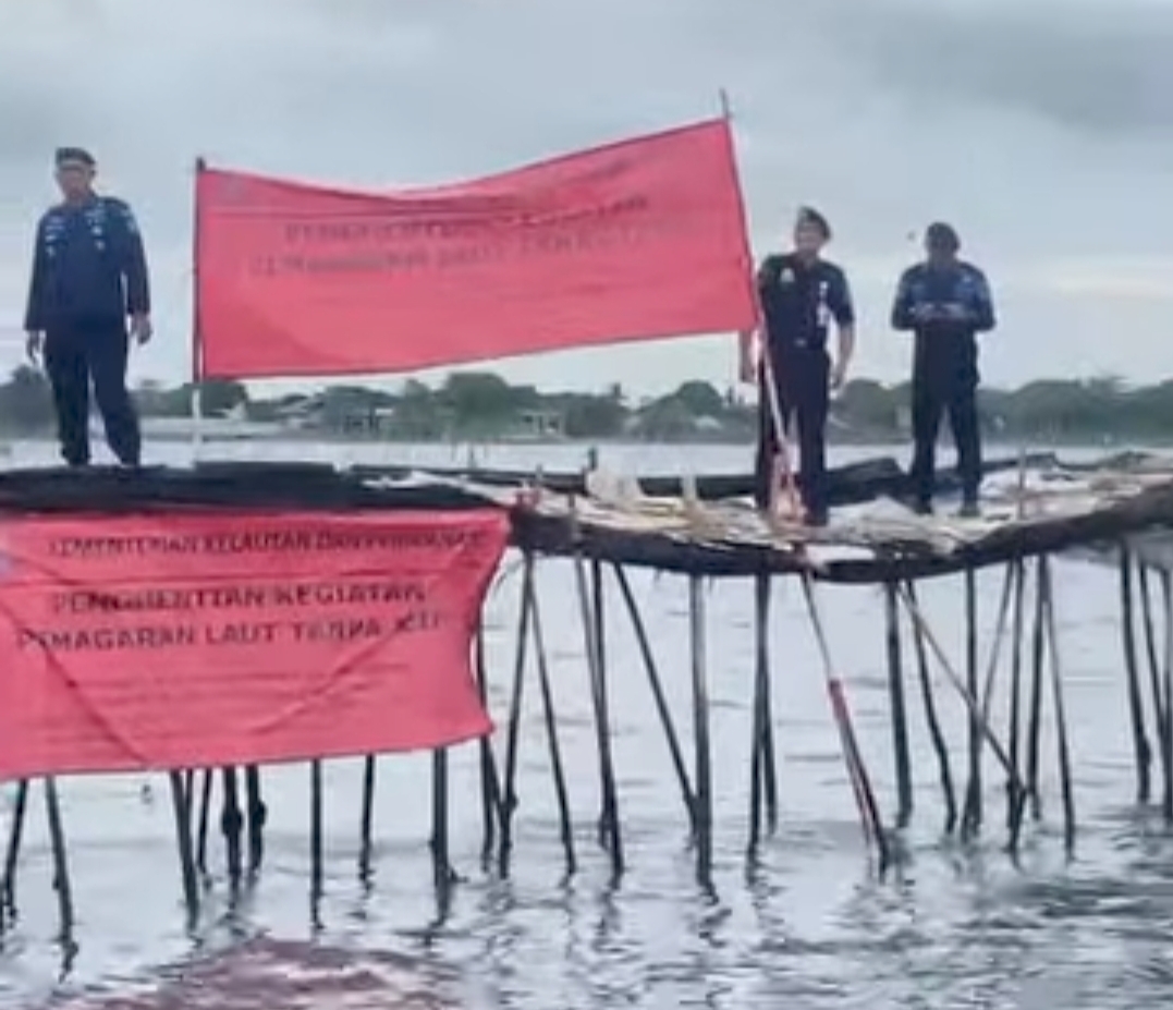 KKP Segel dan Hentikan Pembangunan Pagar Laut Lepas Pantai Tangerang 