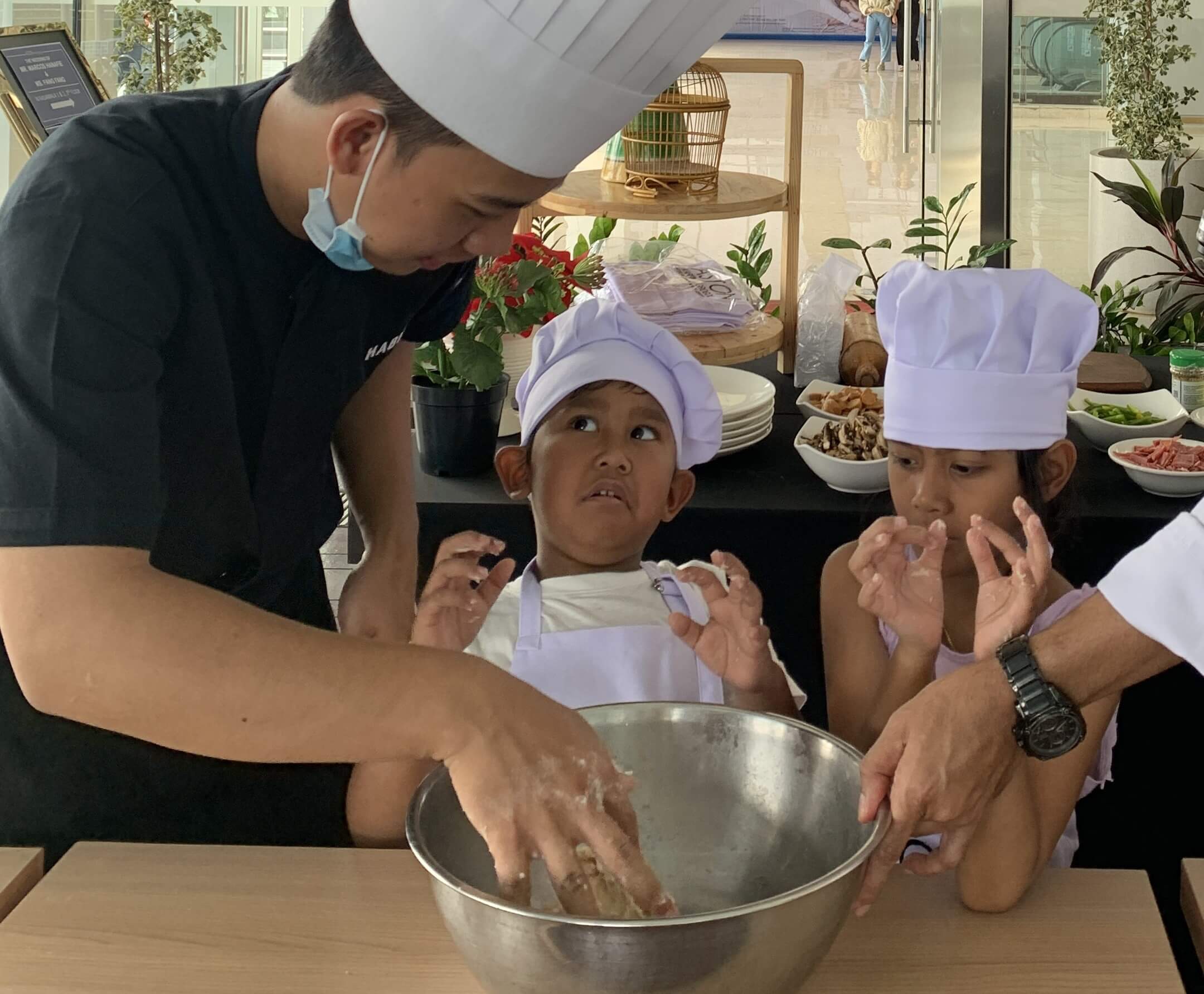 Cilik-cilik Belajar Memasak bareng Para Chef Aston Kartika Grogol selama Liburan