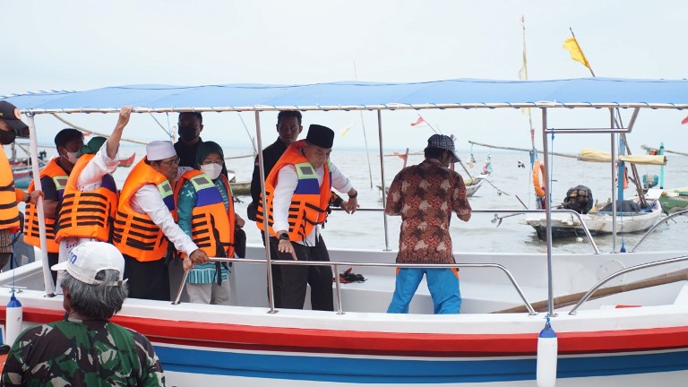  Pemkot Sumbang Perahu  ke Kampung Nelayan