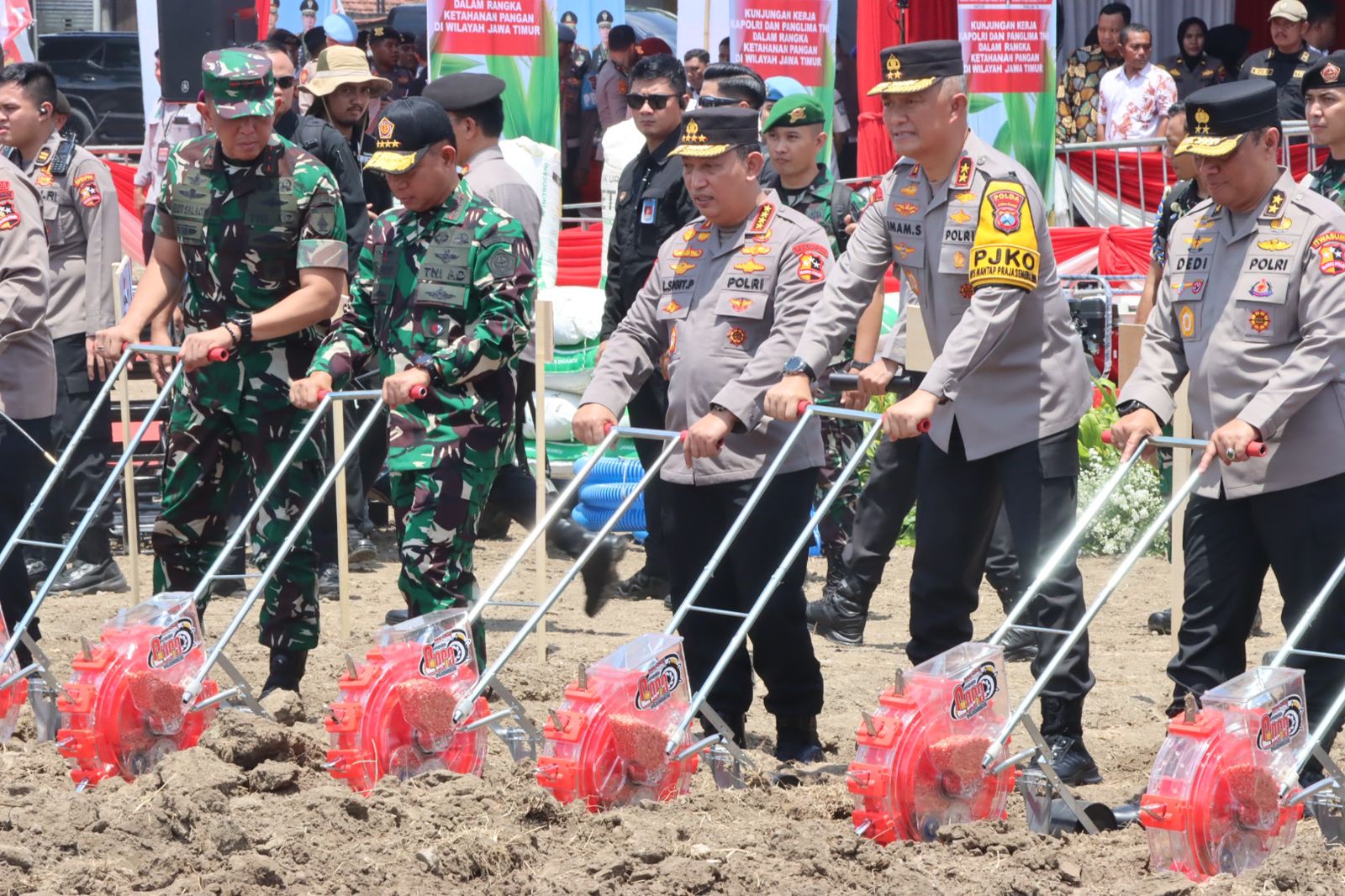 Dukung Ketahanan Pangan, Kapolri Beri Bantuan Alat Pengaktifan Lahan 37 Hektare di Sidoarjo