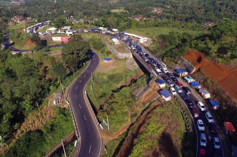 Jalur Lingkar Gentong Tasikmalaya Mulai Dipadati Kendaraan Arus Balik