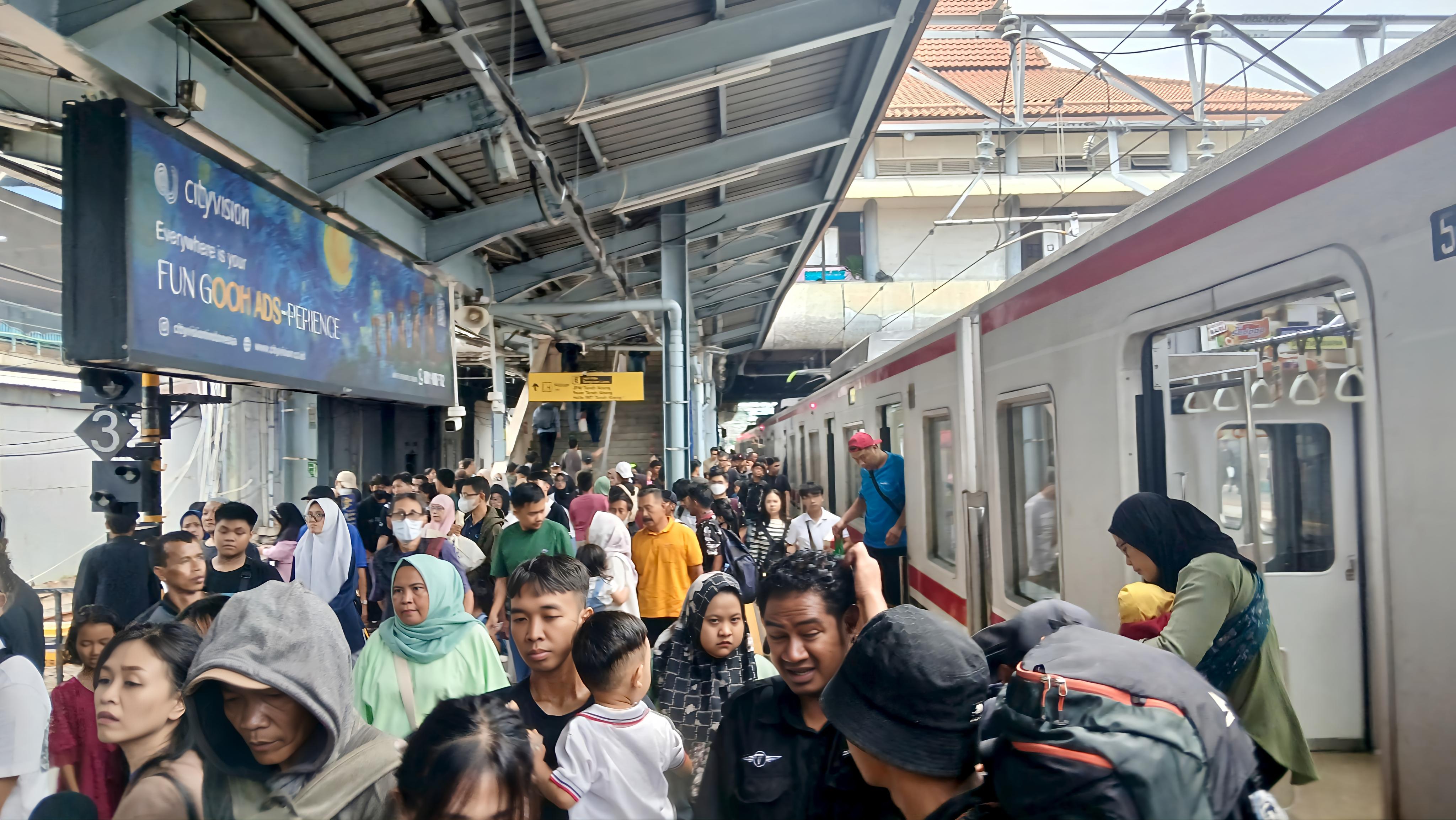 Libur Natal, Masyarakat Membludak Berwisata hingga Berdesakan Naik Transum