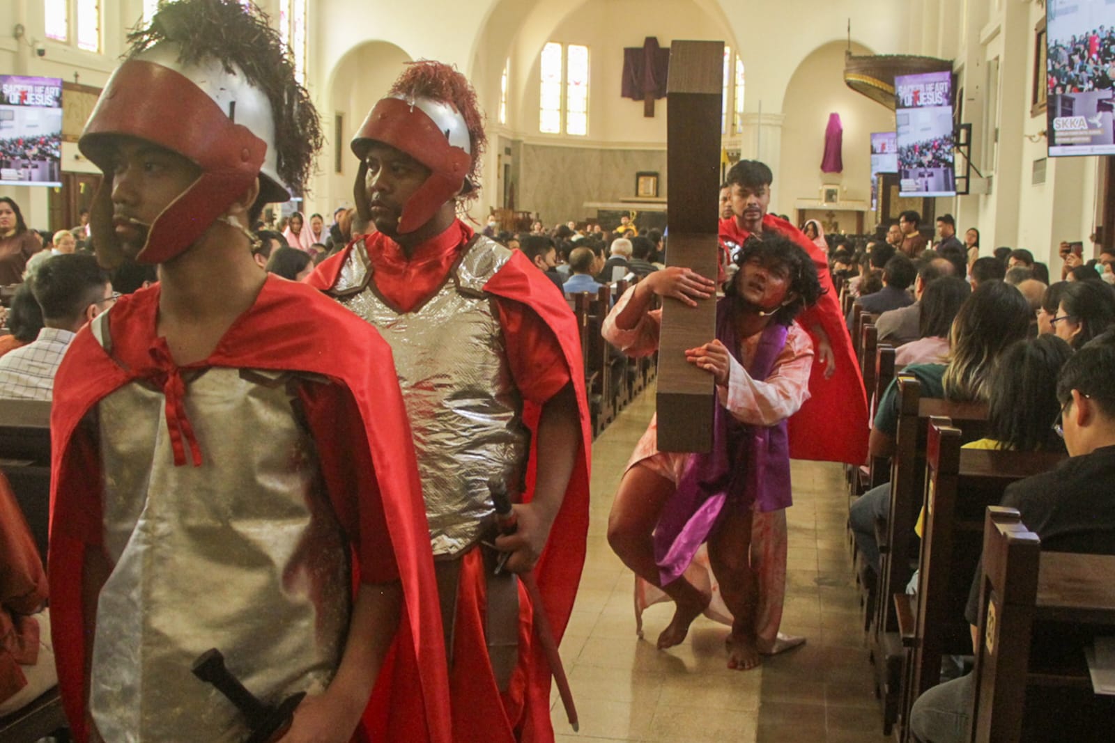 Visualisasi Jalan Salib Jumat Agung Gereja Katedral Surabaya Ingatkan Manusia Berkorban bagi Sesama