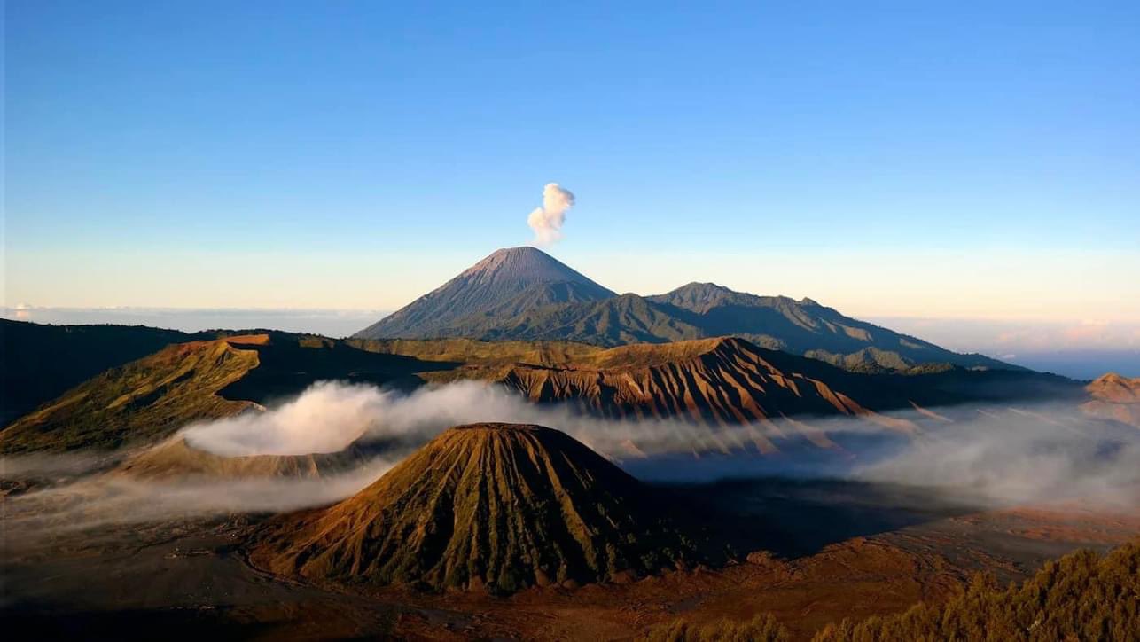 Kawah Keluarkan Asap, Gunung Bromo Kini Berstatus Waspada