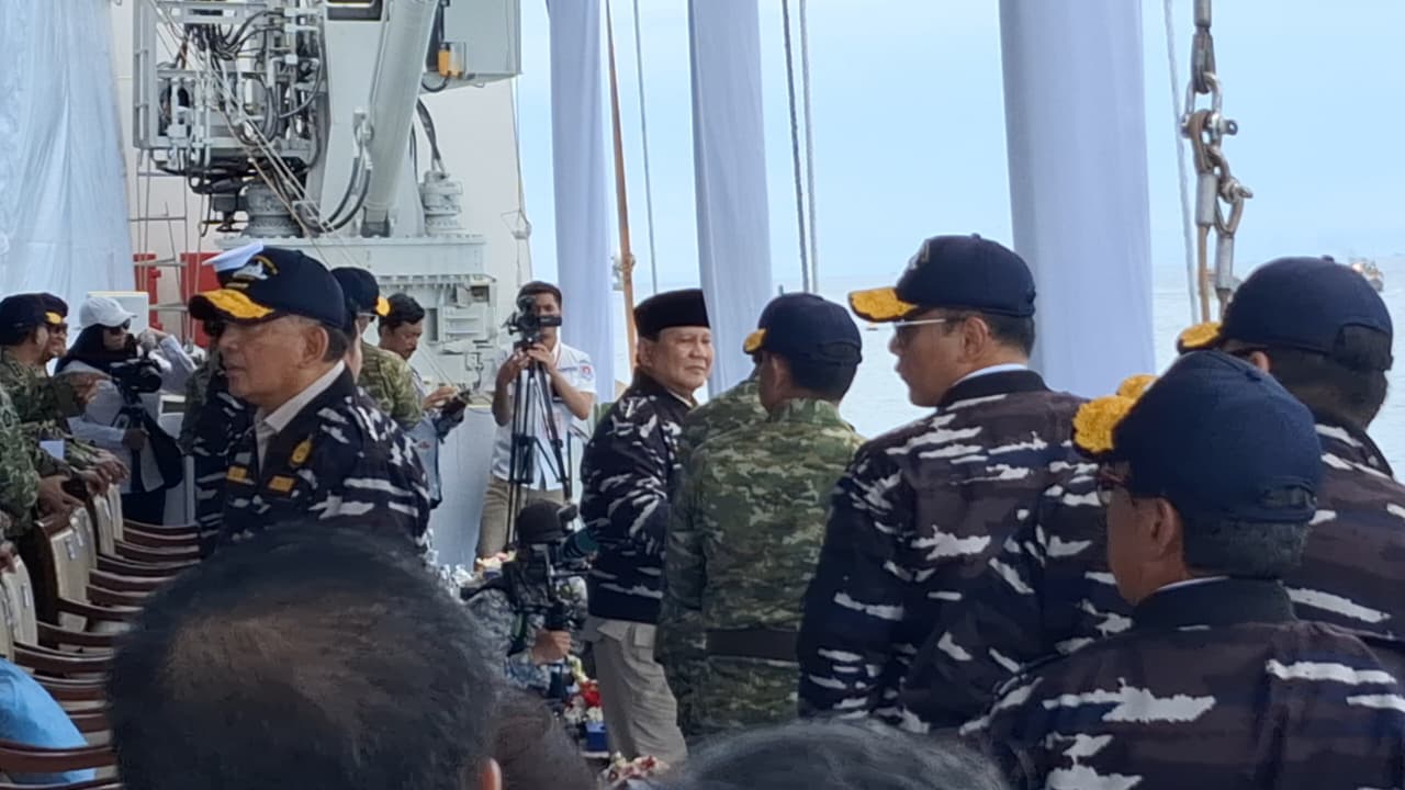Prabowo Saksikan Parade 51 Kapal Perang di Teluk Jakarta