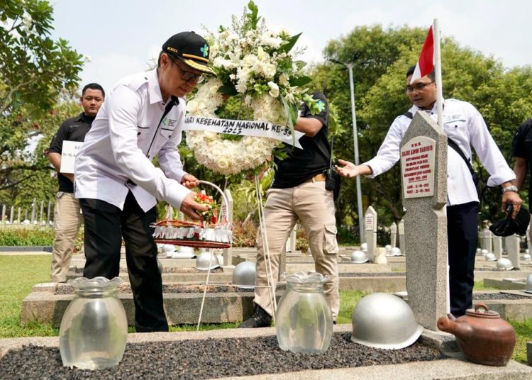 Peringati Hari Kesehatan Nasional ke-59, Menkes Ajak Para Pejabat Ziarah ke Makam Para Pahlawan Kesehatan