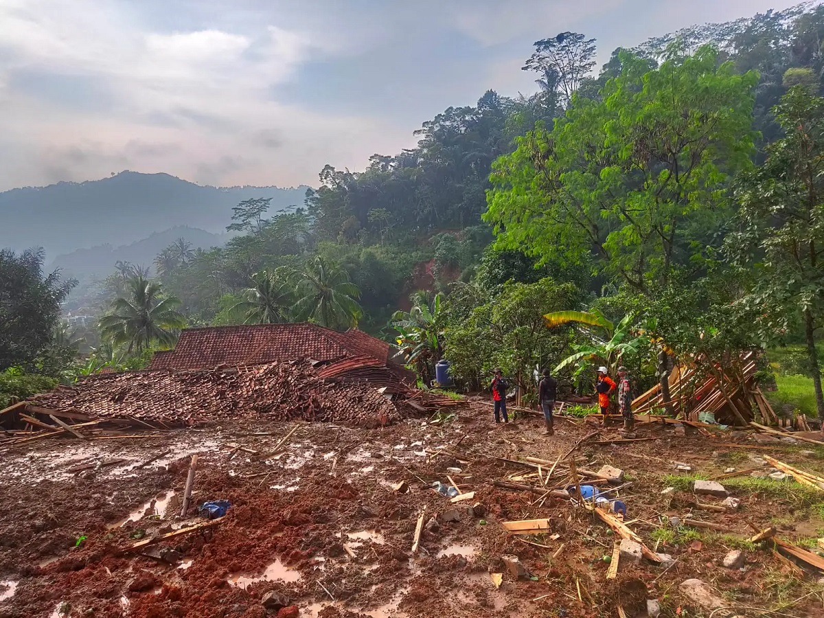 Sembilan Orang Dinyatakan Hilang Pasca Banjir Bandang dan Tanah Longsor di Bandung Barat 