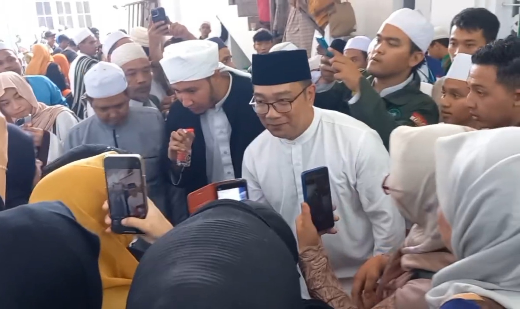 Ridwan Kamil Dikerubuti Ibu-Ibu, Heboh Minta Foto Bareng saat Sambangi Makam Mbah Priok