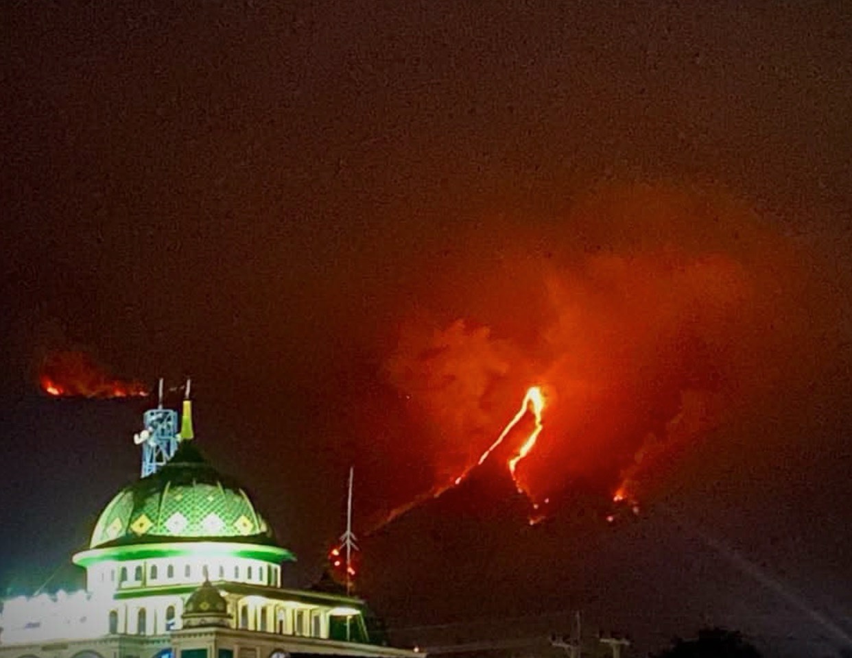 Gunung Arjuno-Welirang Kebakaran Lagi, Jalur Pendakian Ditutup hingga Waktu Belum Ditentukan