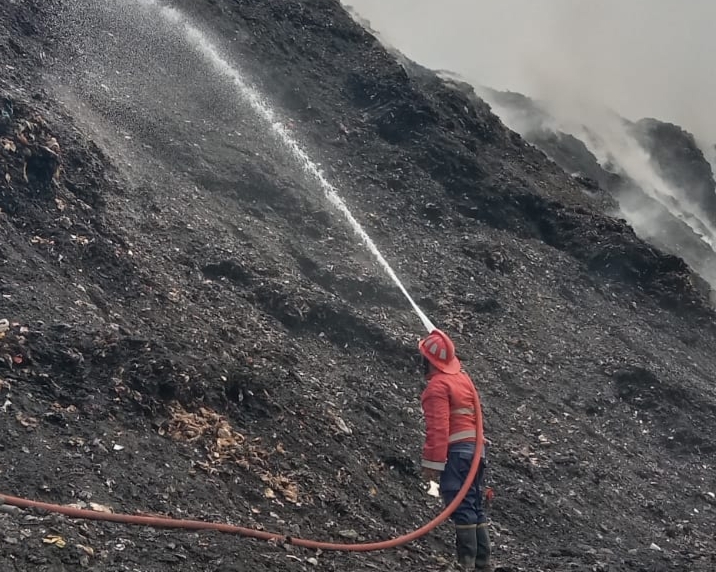 TPA Putri Cempo Terus Berkobar, Pemprov Jateng Minta Bantuan Water Bombing