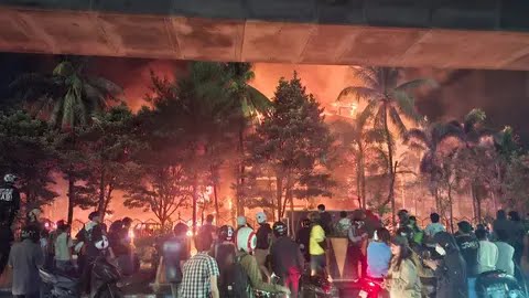 Gedung DPRD Makassar Dibakar Massa, 3 Orang Tewas dan Puluhan Kendaraan Hangus