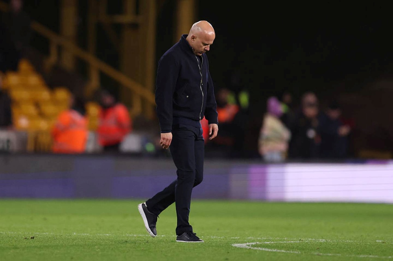 Ditabok Wolves, Arne Slot Geram Liverpool Tidak Klinis